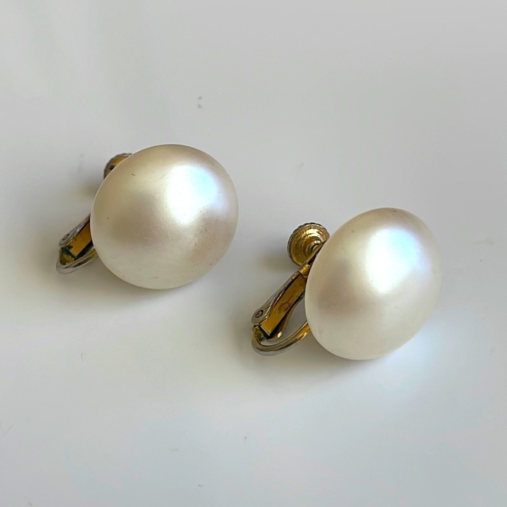 Vintage round faux pearl screwback clip-on earrings.